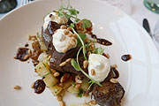 buffet Kull bar Rooftop Pop Up - gegrillte BBQ Aubergine mit Oliven, Kapern, Pinienkernen & Limonenjoghurt (©Foto: Martin Schmitz)